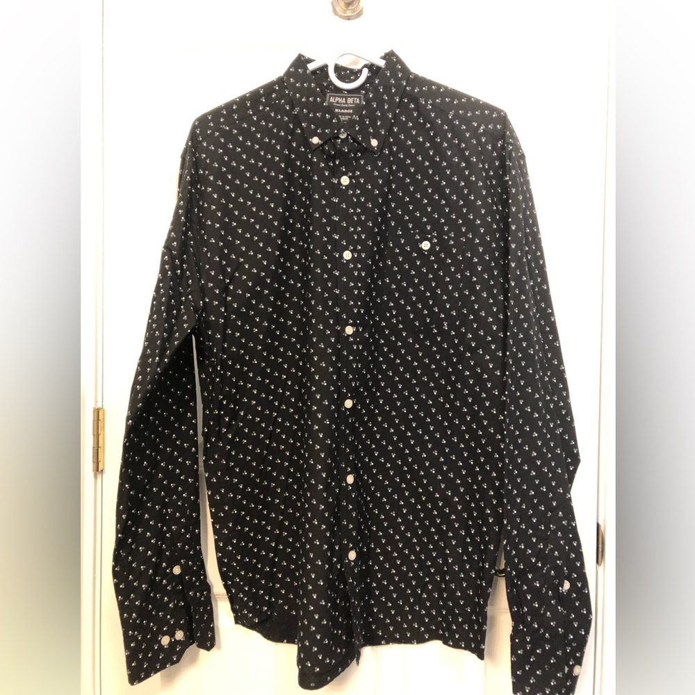 Alpha Beta men ‘s XL long sleeve dress shirt. Black w/gray &white pattern